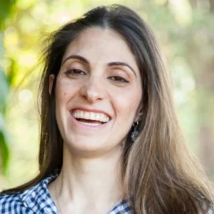 Jessica Ferrari sorrindo, terapeuta de sessões emocionais online