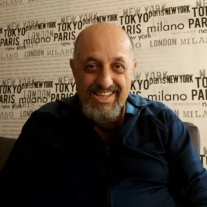 Miguel Ferrari Jr. sorrindo em ambiente descontraído