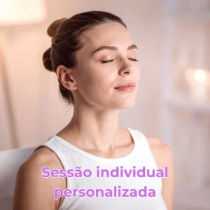 Mulher com expressão de serenidade durante sessão de equilíbrio energético individual